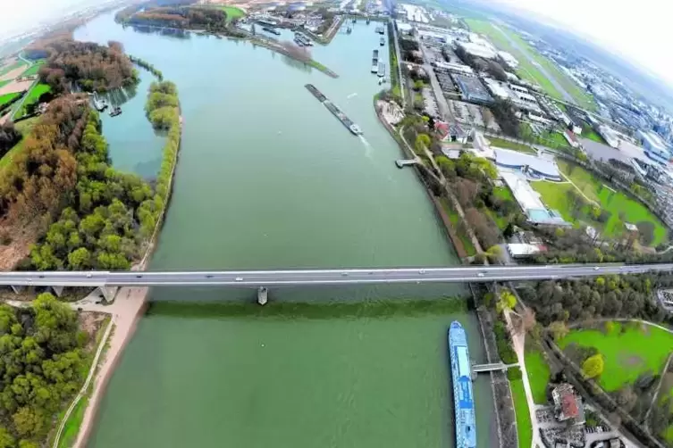 Seit mehr als 60 Jahren das graue Band der guten Nachbarschaft: Salierbrücke über den Rhein bei Speyer.