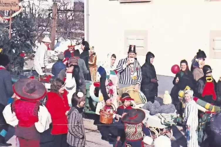 Premiere vor 50 Jahren: der Fasnachtsumzug 1968 in Oberotterbach.
