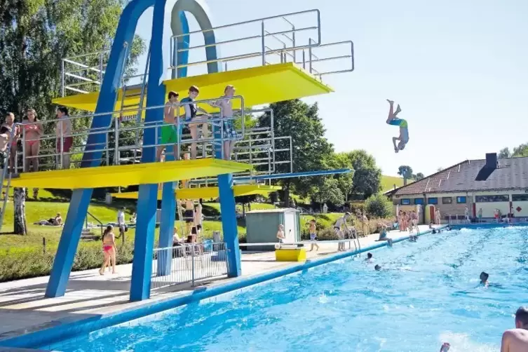 Soll attraktiver und barrierefrei werden: Das Winnweilerer Schwimmbad wird saniert. Markantes Erkennungszeichen wird künftig nic