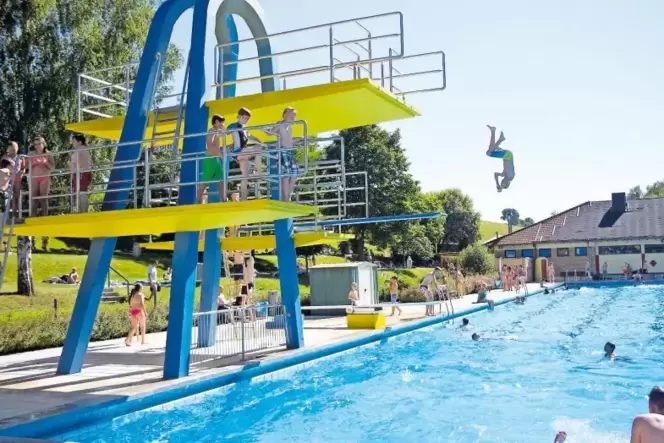Soll attraktiver und barrierefrei werden: Das Winnweilerer Schwimmbad wird saniert. Markantes Erkennungszeichen wird künftig nic