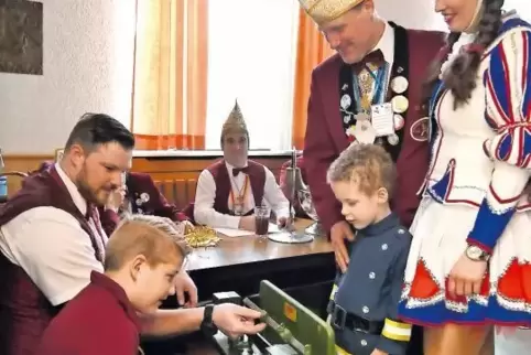 Im Saal der Chorgemeinschaft baten die Roxheimer Altrhoischnooke gestern ihre Gäste auf die Waage. Unser Bild zeigt von links Wi