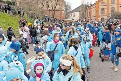 Die Krümelmonster der KVG „Die Rhoischnooke“ beim Umzug in Germersheim.