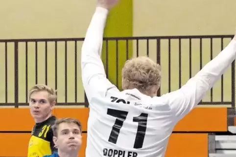 Tobias Schnabel überlistet den Mundenheimer Torhüter Julian Doppler. Hinten Markus Nagel.