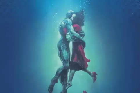 Ein Traumgespinst? Die mexikanische Putzfrau Elisa (Sally Hawkins) und das Amphibienwesen (Doug Jones), das sie in „Shape Of Wat