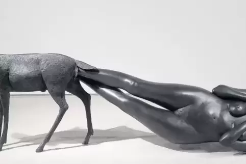 Gleitet da die Jagdkönigin Diana aus einer Hirschkuh? Kiki Smiths Bronze „Born“, 2002.