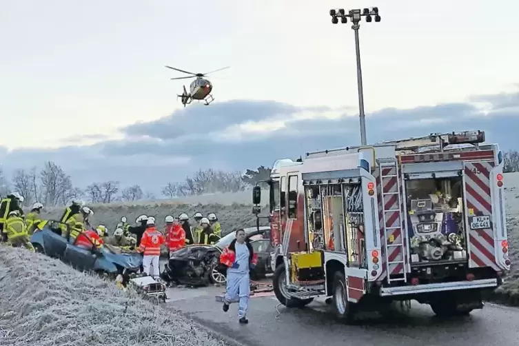 Rettungseinsatz im Morgengrauen: Nach dem Überholmanöver eines 33-jährigen Autofahrers kam es gestern auf der L382 zu einem Fron
