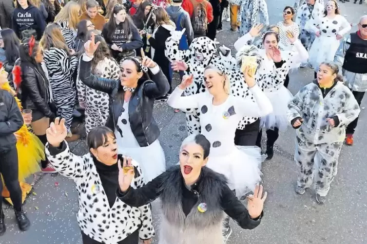 In Partylaune: die als Dalmatiner verkleidete Fußgruppe der Schlepperfreunde aus Römerberg.