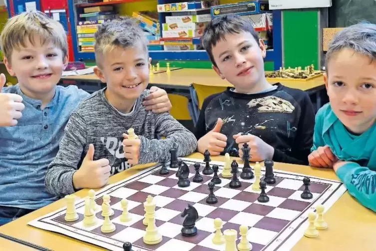 Im März fahren Dominik, Jermain, Aljosha und Elias (von links) zur rheinland-pfälzischen Schulschachmeisterschaft nach Bendorf.