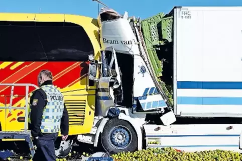 Tote und Verletzte sind die Bilanz des Unfalls auf der A3.