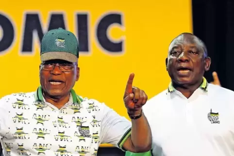 Gemeinsames Singen beim ANC-Parteitag im Dezember 2017: Jacob Zuma (links) und der neu gewählte ANC-Parteichef Cyril Ramaphosa, 