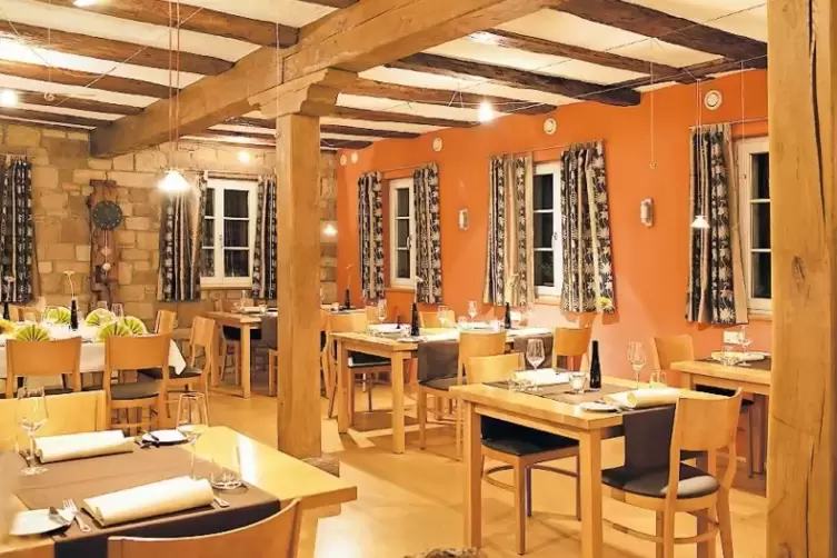 Warmes Ambiente: 30 Gäste haben im Restaurant Platz.