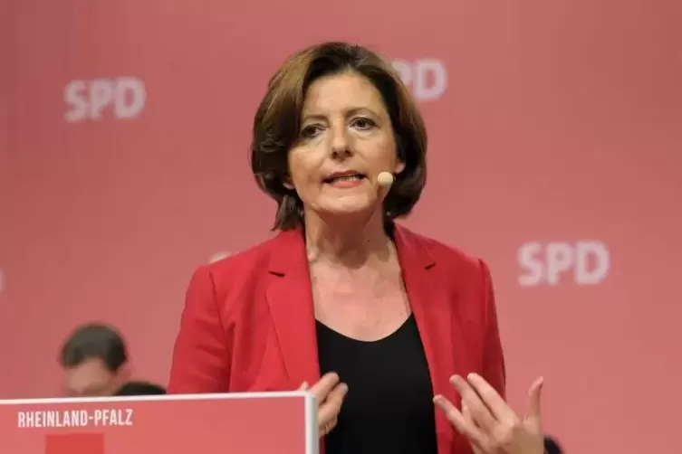 SPD-Vizechefin Malu Dreyer verteidigt den Plan, die Besetzung der Ministerposten nicht vor dem Mitgliederentscheid über den Koal