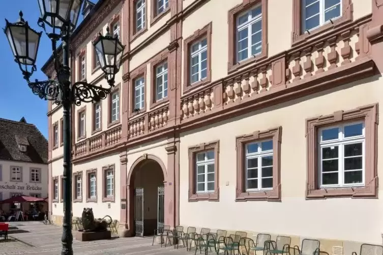 Alle Abteilungen der Stadtverwaltung Neustadt, im Bild das Rathaus am Marktplatz, sind aktuell telefonisch nicht zu erreichen.  