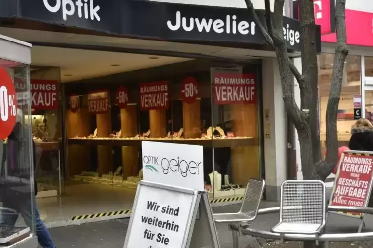 Beide Geiger-Geschäfte führen die Adresse Speyerer Straße 14. Mit Aufstellern informieren sie die Kunden. Foto: BOLTE