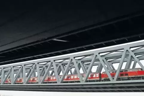 Im Schatten der Straßenbrücke: Die Bahnbrücke über den Rhein. Über sie sollen während der Sanierung der Straßenbrücke mehr Züge 