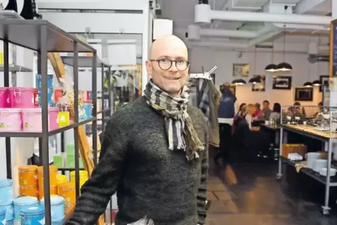 Olaf Meckler führt Regie im Café Kunstgenuss.