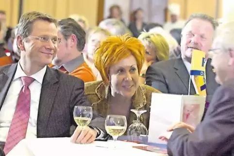 Die Grande Dame der Kreis-FDP hatte fast alle Partei-Granden zu Gast. Auf dem Foto von 2006 ist Heidi Langensiepen neben dem dam
