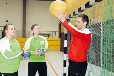 Tipps vom Profi: Bundesligatorwart Roko Peribonio mit Waldsees Torhüterinnen Vanessa Pletsch (links) und Caro Claus.