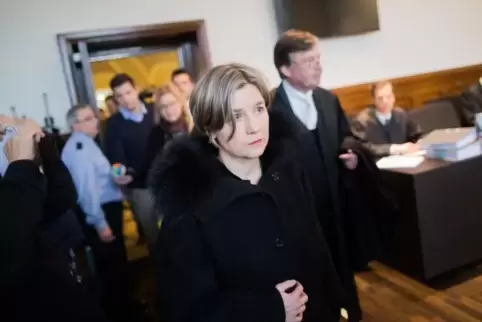 Maike Kohl-Richter und ihr Anwalt Thomas Hermes (rechts hinter der Witwe) kommen zum Oberlandesgericht.  Foto: Rolf Vennenbernd/