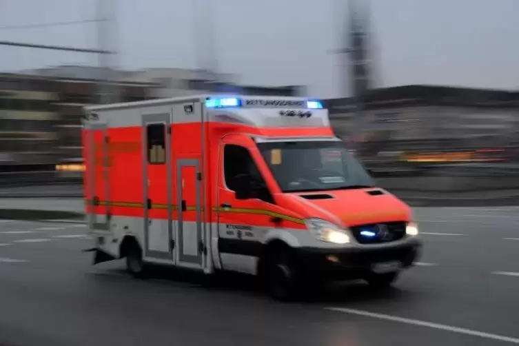 Der Mann wurde mit einem Rettungswagen in eine Mannheimer Klinik gebracht. Symboloto: Dpa