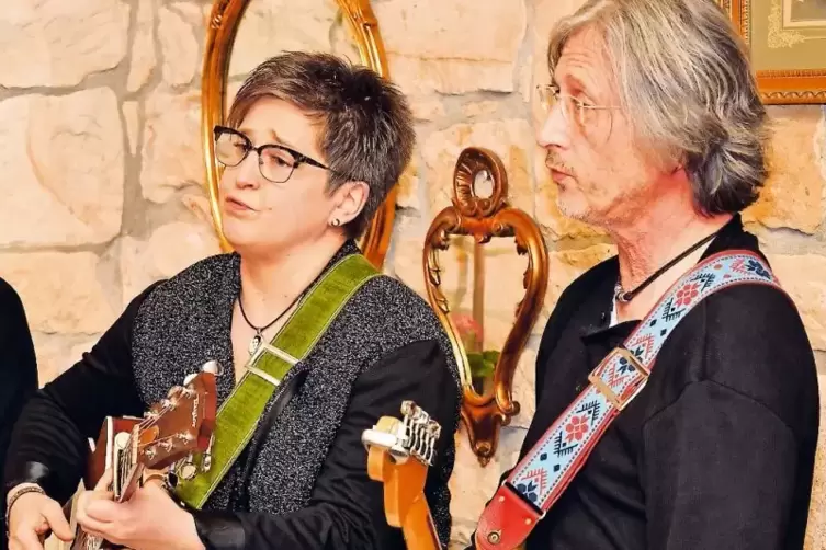 Gesang und Gitarre: Sandra Bronder und Klaus Reiter.