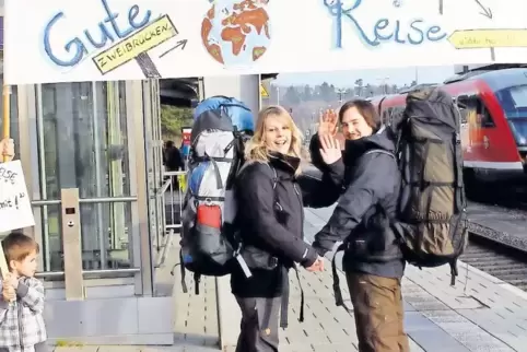 Beim Aufbruch 2013: Anika Rzepka und Florian Scharfenberger wurden am Zweibrücker Bahnhof mit besten Wünschen verabschiedet.