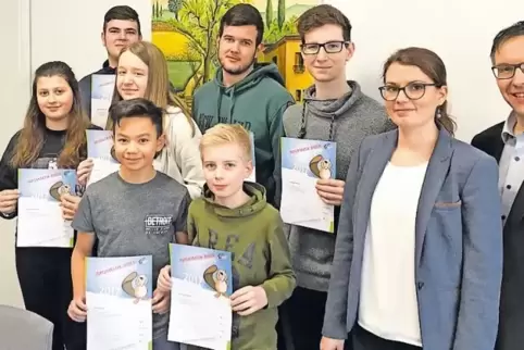 Die Gewinner (hinten von links): Marcel Werner, Jonas Bleisinger und Kevin Künstle. Mitte von links: Johanna Emrich und Emma Sof