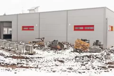Wird ein halbes Jahr später fertig: Das neue Hallen- und Werkstattgebäude der Wörther Feuerwehr.
