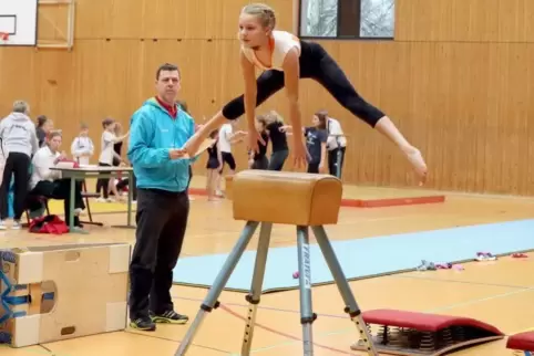Sprung: Lamija Isanovic aus dem Hans-Purrmann-Gymnasium.  Foto: Iversen