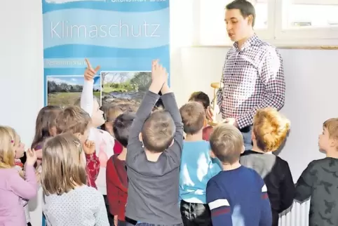 Der Klimamanager der Verbandsgemeinde Leiningerland, Pascal Stocké, erklärte den Kindern auch, wie ein Windrad funktioniert.