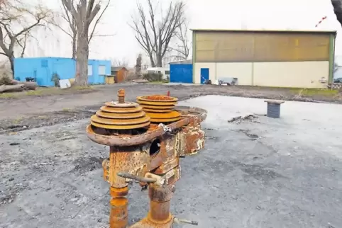 Das vom Feuer freigelegte Fundament: Im Hintergrund steht das derzeitige Vereinsdomizil in den blauen Heberger-Containern. Im Vo