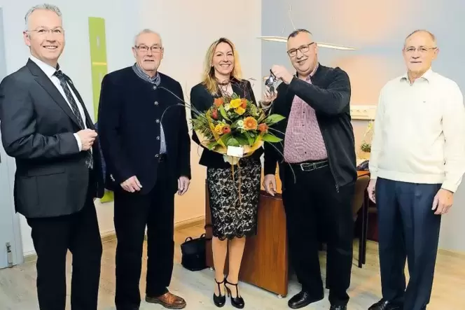 Schlüsselübergabe (von links): Landrat Rainer Guth sowie die VG-Beigeordneten Gerd Kunz, Dietmar Keller und Klaus Zepp gratulier