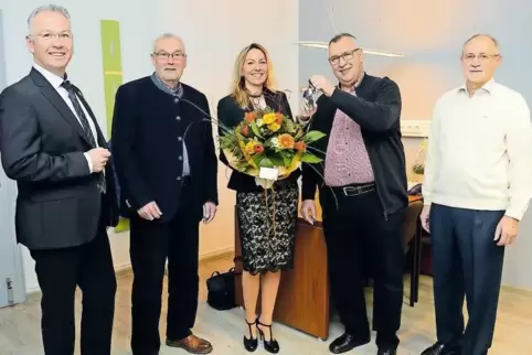 Schlüsselübergabe (von links): Landrat Rainer Guth sowie die VG-Beigeordneten Gerd Kunz, Dietmar Keller und Klaus Zepp gratulier