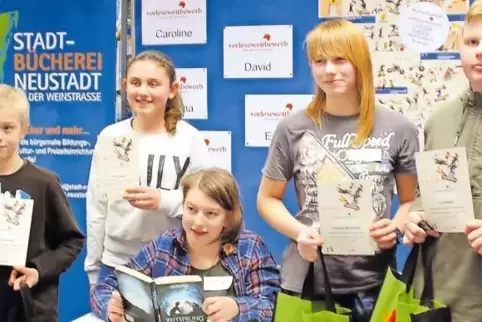 Siegerin Caroline (vorne sitzend) und die weiteren Preisträger (von links) David, Esther, Josepha und Leo.
