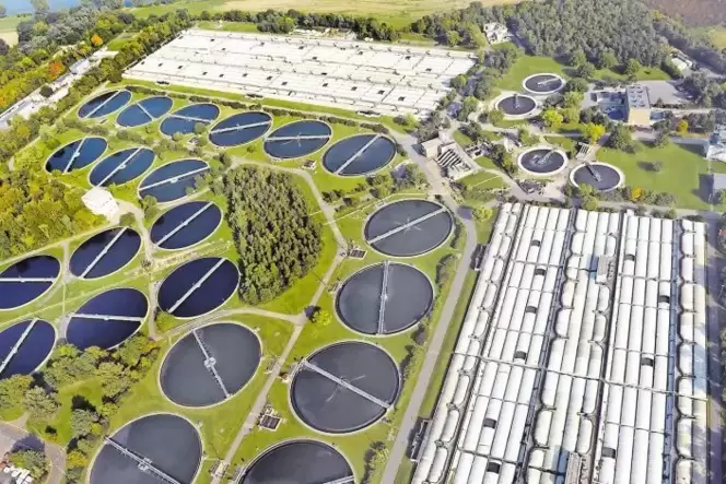 Eine eigene Welt: Eine der größten Kläranlagen in Europa liegt nördlich der A 6 und gehört zum BASF-Werk, obwohl sie durch die A Eine eigene Welt: Eine der größten Kläranlagen in Europa liegt nördlich der A 6 und gehört zum BASF-Werk, obwohl sie durch die A