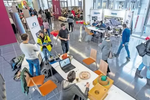 Im Berufsbildungs- und Technologiezentrum der Handwerkskammer ging die Ausbildungsmesse über die Bühne. 13 Unternehmen aus der R