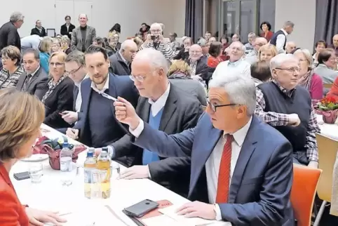 Am Promi-Tisch: SPD-Landeschef Roger Lewentz (rechts), Alt-MP Rudolf Scharping (Zweiter von rechts) und Malu Dreyer (ganz links)