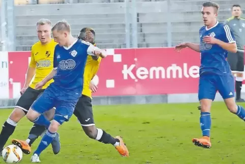 In der Saison 2016/17 noch Teamkollegen beim FKP: Jannik Nagel (am Ball), der im Juli nach einem Jahr bei Borussia Neunkirchen n