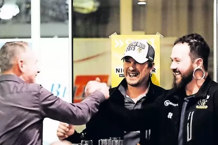 Der Moment des Sieges f&uuml;r den ECH Zweibr&uuml;cken (von links): Thorsten Rehfeld, Tomas Vodicka und Bernd Hartfelder freuen sich.