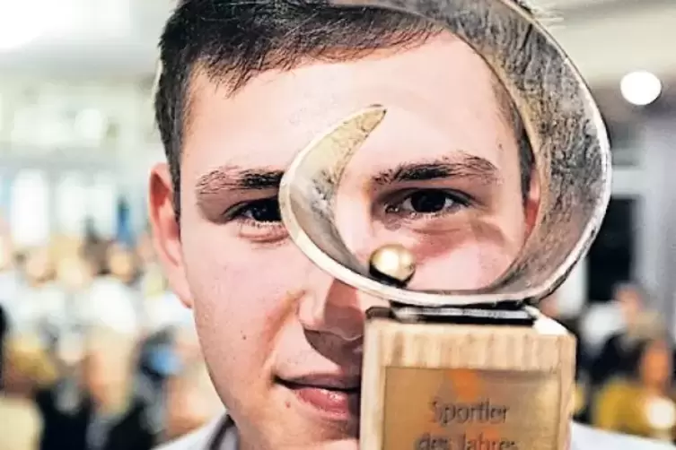 Erst die Troph&auml;e, dann das Training: Marc-Robin Eisel musste nach der Partie noch beim TuS Dansenberg antreten.