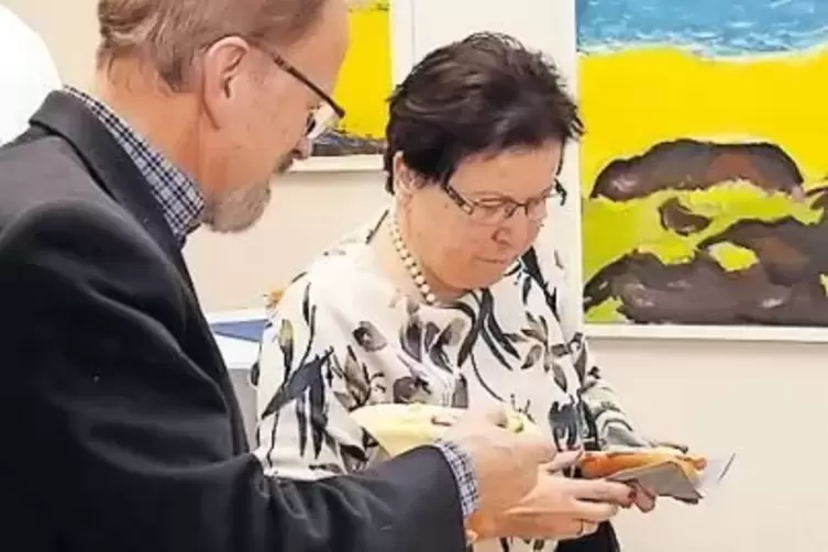 Schnittchen gab es f&uuml;r Seniorenfechter Volker Petri und seine Ehefrau Waltraud.