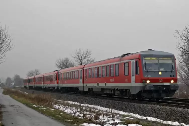Für die verlängerten Züge zwischen der Pfalz und Karlsruhe mobilisiert die Bahn auch Reserven an älteren Fahrzeugen.  Foto: Bach