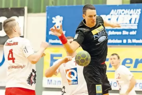 In der Liga scheint niemand mehr die HWE bremsen zu können – im Bild Philip Rauchschwalbe (schwarzes Trikot). Dennoch scheint fr