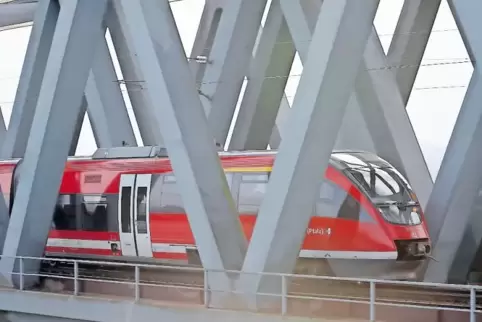 Während der Sanierung der Autobrücke soll mehr Verkehr über die Bahnbrücke rollen.