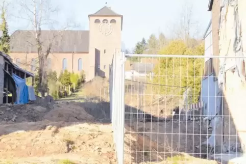 22 Parkplätze entstehen auf der Fläche zwischen der Hauptstraße und der Katholischen Kirche.