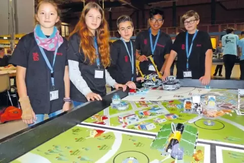 Haben mit ihrem selbstgebauten Roboter beim Regionalwettbewerb der First Lego League trotz des verpassten Halbfinal-Einzugs eine