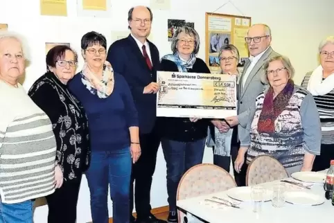 Frauenkreis-Vorsitzende Regina Mayer-Oelrich (Mitte) überreicht jeweils 750 Euro an Pfarrer Friedrich Schmidt (4.v.l.) für die K