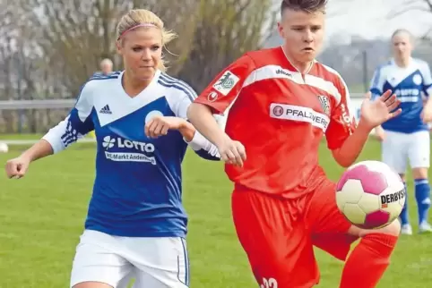 Marie-Kristin Müller (rechts) ist nach einem Kreuzbandriss auf dem Weg der Gesundung.