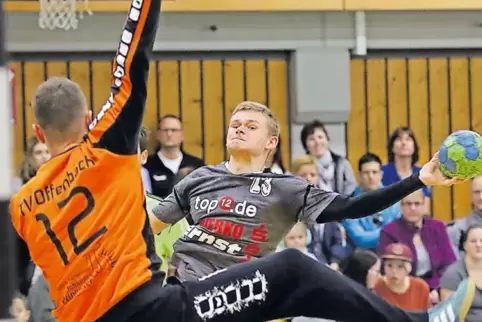 Auf die Treffer des zuletzt so starken Rechtsaußen des SV 64 Zweibrücken, Tobias Alt (rechts, hier gegen Offenbach), kommt es au