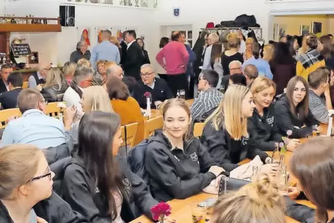 Es war eine illustre Runde bei der Sportwahl-Ehrung in der Contwiger Turn-und Festhalle (vorne die Ixheimer Fußball-Frauen).